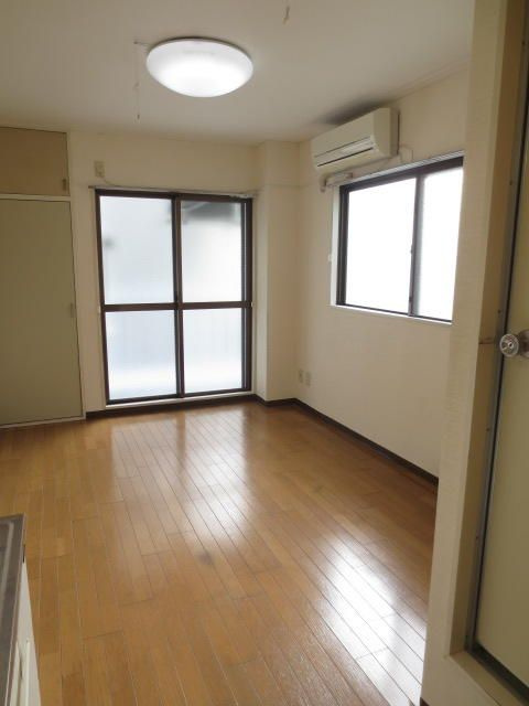 横浜市金沢区六浦５丁目の賃貸マンションの居間・リビング