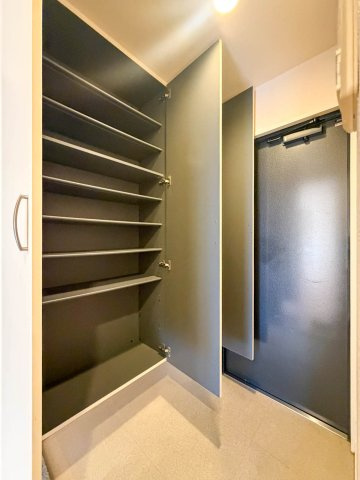 スクエア名古屋港の収納|たっぷりとした玄関収納スペースです