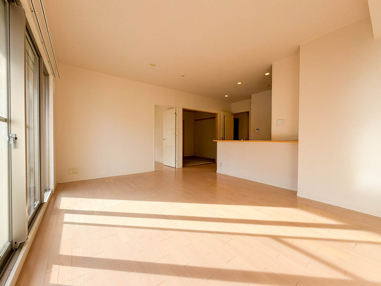 スクエア名古屋港の居間・リビング|ゆったりとしたリビングです