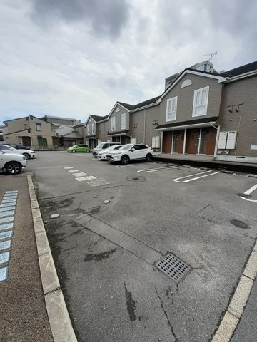 メゾン　ド　ヌーヴェルバーグの駐車場