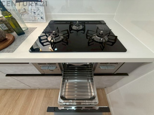 多数の調理器具を同時に使用でき、料理の効率化が可能。省エネで節約になり、様々な料理スタイルに適応できます。また、火力調整が独立しており、手入れや掃除もしやすく、今よりもっとお料理が楽しくなるかも。