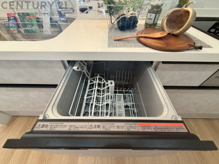 食器洗浄乾燥機は手洗いに比べて時間や労力を節約できます。また、高温のお湯で洗浄されるため、雑菌や細菌を殺菌する効果もあります。さらに、乾燥機能があるため、手で拭く手間も省け衛生的に保管できます。