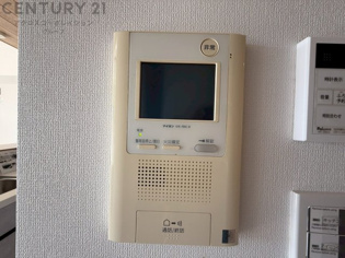 訪問者が来たときにテレビ画面で確認できるため、安心してドアを開けられます。録画機能があるものもあり、留守中に来訪者を記録しておくことができます。利便性が高く、セキュリティ面でも安心です。