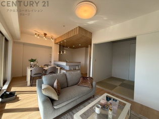 リビングダイニングは家族や友人とのコミュニケーションを楽しむ場所でくつろぎながら食事や会話を楽しめ、多目的に利用できリラックスできる空間です。家庭内の中心として機能し、快適な生活をサポートします。