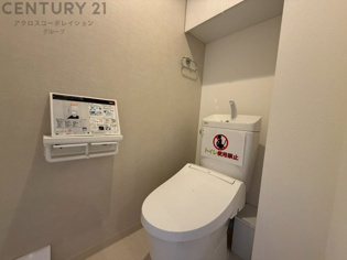 温水洗浄便座付トイレは温水洗浄機能により、暖かい水でおしりを洗浄することができ、冷たい水を使う従来の便座に比べ、温水洗浄機能で暖かいトイレを提供し、快適な使用を可能にします。