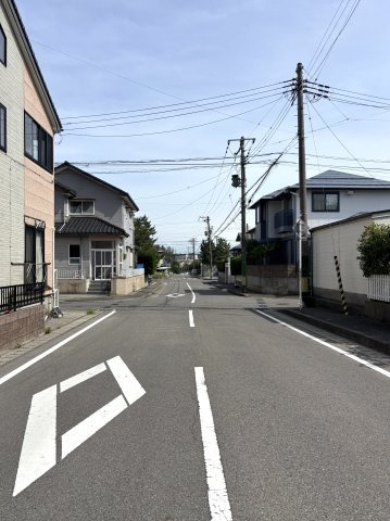 新潟市西区五十嵐一の町　中古戸建の前面道路含む現地写真