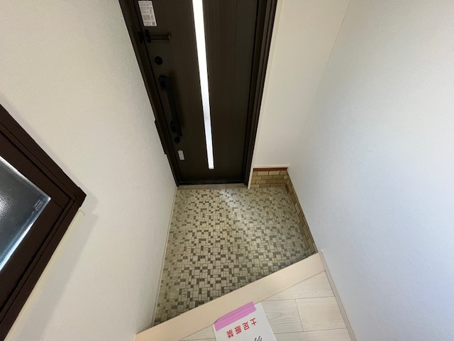 和田東戸建の玄関