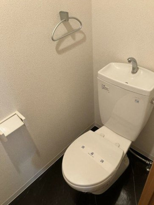 【トイレ】 | アークコート | 清潔感のあるトイレです。