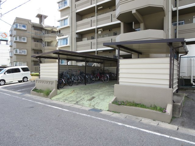マンション稲葉の駐車場
