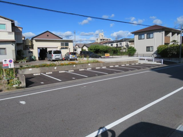 マンション稲葉の駐車場