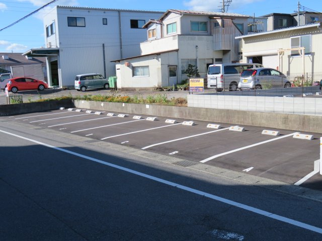 マンション稲葉の駐車場