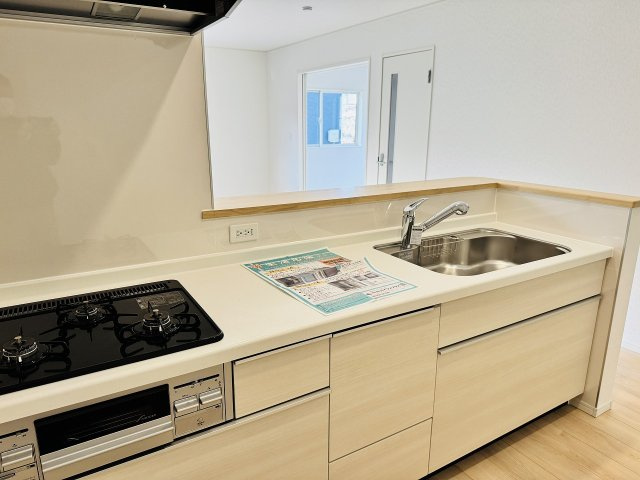 八王子市　元八王子町　新築一戸建て　４６期のキッチン|～３口コンロと広い調理台でお料理が捗ります～