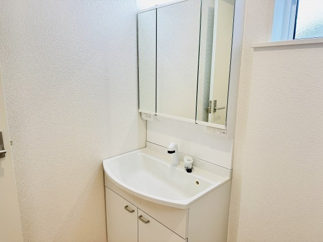 八王子市　元八王子町　新築一戸建て　４６期の独立洗面台|～３面鏡付きの独立洗面台　細々している物をスッキリ収納出来ます～