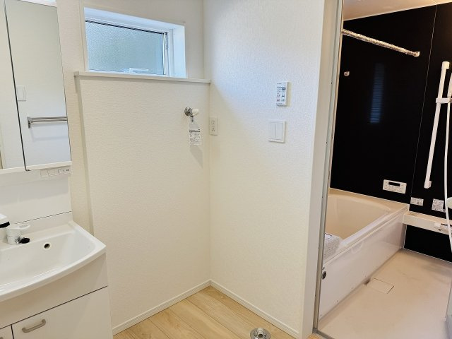 八王子市　元八王子町　新築一戸建て　４６期の脱衣所|～窓付きで明るい洗面所　換気もしやすいです～