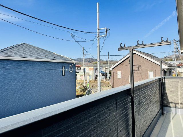 八王子市　元八王子町　新築一戸建て　４６期のバルコニー|～2部屋から出入り可能なバルコニー～