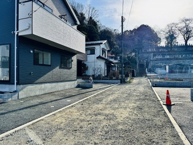 八王子市　元八王子町　新築一戸建て　４６期の前面道路含む現地写真|～南側4ｍ道路に面しています～