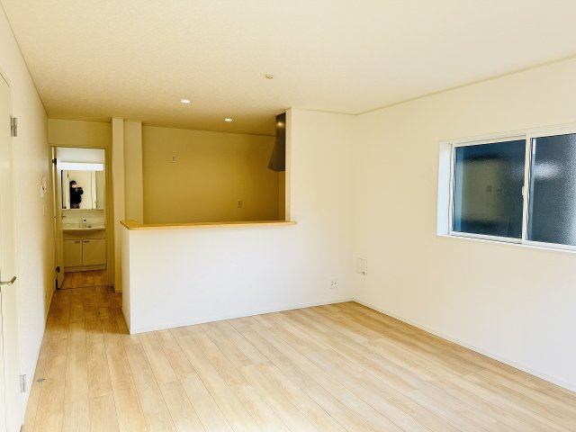 八王子市　元八王子町　新築一戸建て　４６期の居間・リビング|～16.0帖の明るいLDKで、家族団欒の時間をお過ごしいただけます～
