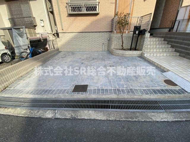 六万寺町1丁目中古戸建の駐車場|駐車スペースは２台分（車種による）あり、自転車・バイクも置けます！