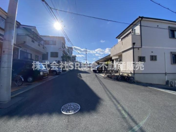六万寺町1丁目中古戸建の前面道路含む現地写真|分譲地内の為、閑静な住宅街です！