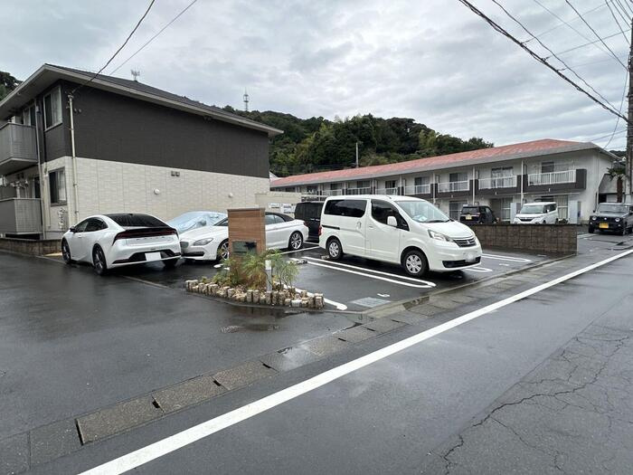 ルミエールカミの駐車場