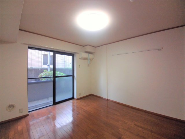 【居間・リビング】 | アークヒルズ白山 | 約7帖のゆったりとした洋室【アークヒルズ白山】