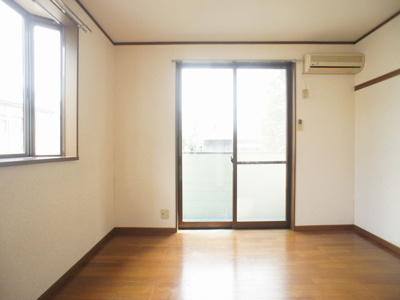 【居間・リビング】 | コスモハイツ | 快適に過ごせるエアコンが付いています♪