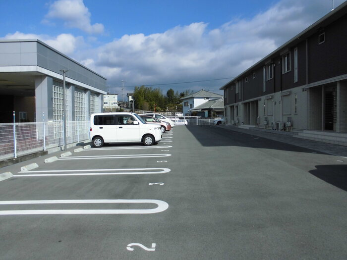 サニーコート加佐弐番館の駐車場