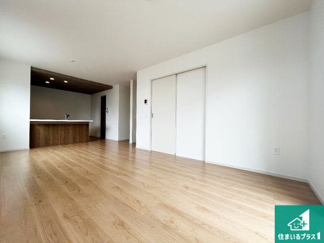 堺市中区八田南之町　第1期　新築一戸建ての居間・リビング|日当たり良好の明るいリビングで朝の目覚めもスッキリできそう！対面キッチンでご家族のコミュニケーションも自然と増える設計！小さなお子様が遊ぶスペースを作っても広々とくつろげるLDK！