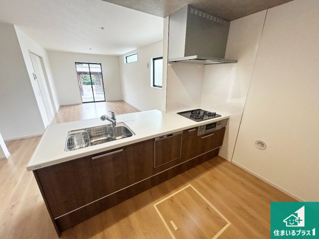 堺市中区八田南之町　第1期　新築一戸建てのキッチン|リビングと統一感があり、使い勝手のいいキッチン。広々としているので、二人並んで作業が出来ちゃいます。お子様と一緒に色々なお料理に挑戦できるスペースがあります。