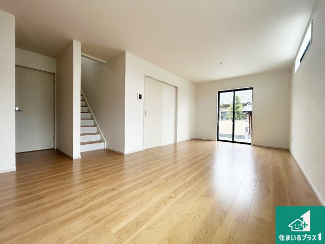 堺市中区八田南之町　第1期　新築一戸建ての居間・リビング|明るいリビングで朝の目覚めもスッキリできそう！対面キッチンでご家族のコミュニケーションも自然と増える設計！小さなお子様が遊ぶスペースを作っても広々とくつろげるLDK！