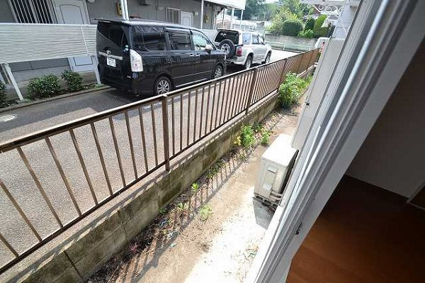 小平市鈴木町２丁目のアパートのバルコニー