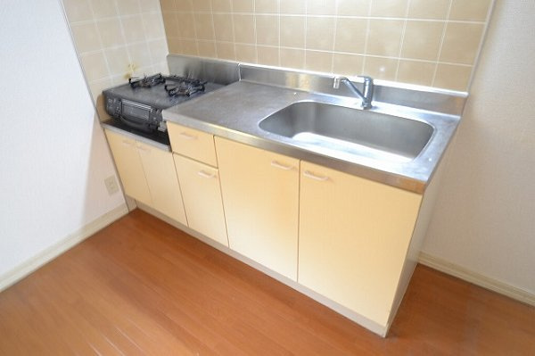 小平市鈴木町２丁目のアパートのキッチン