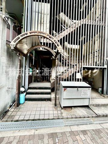 マンションブルースカイのエントランス