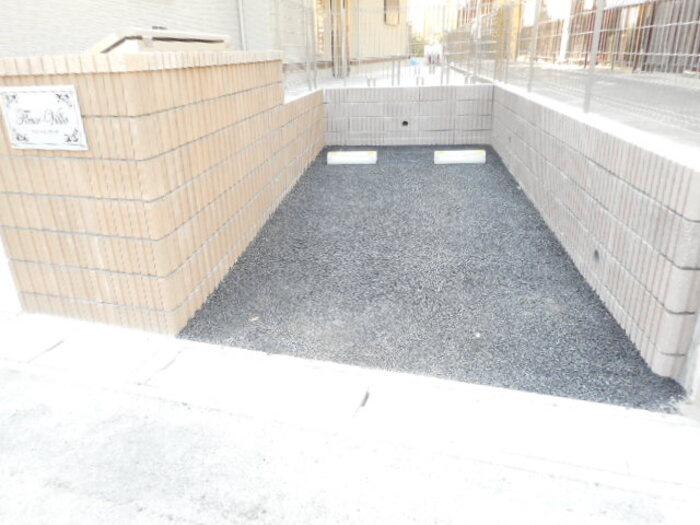 フルール・ヴィラの駐車場