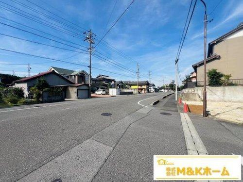 半田市新居町3丁目　全1棟の前面道路含む現地写真|R7.8.18撮影　北側前道約15.77ｍ！