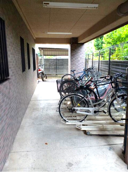 ワイズユウラク熊谷パテラ　全室2面採光の駐輪場