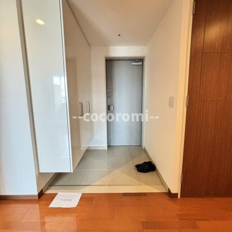 サンマークスだいにちサンタワーレジデンスＧ棟の玄関