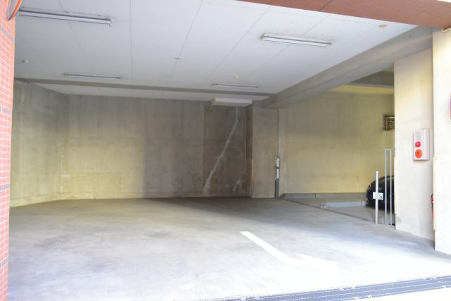 立川市錦町１丁目の中古マンションの駐車場