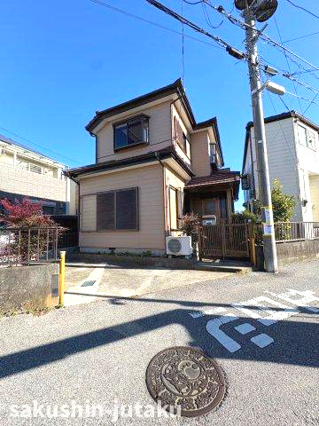 作新台６丁目　リフォーム住宅（戸建）の前面道路含む現地写真|西側公道面　南西側はナリタヤの駐車場用地のため開放的