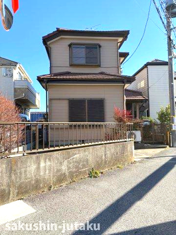 作新台６丁目　リフォーム住宅（戸建）の前面道路含む現地写真|西側公道面　南西側はナリタヤの駐車場用地のため開放的