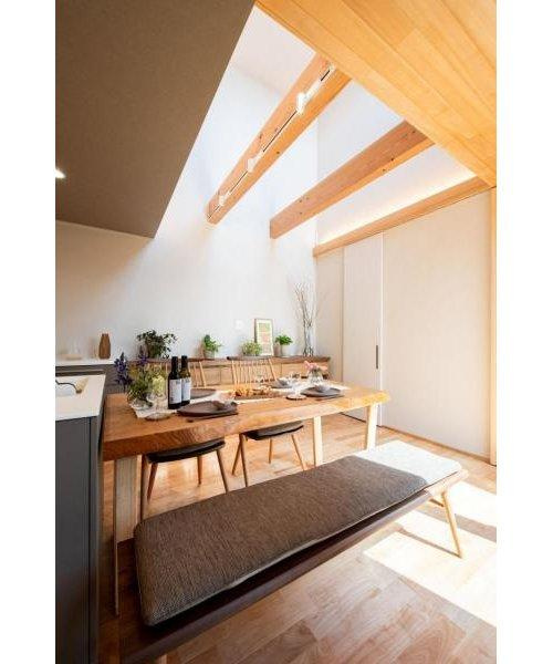 半田市山代町2丁目　全1棟の居間・リビング|LDK☆　吹抜で開放感があります♪