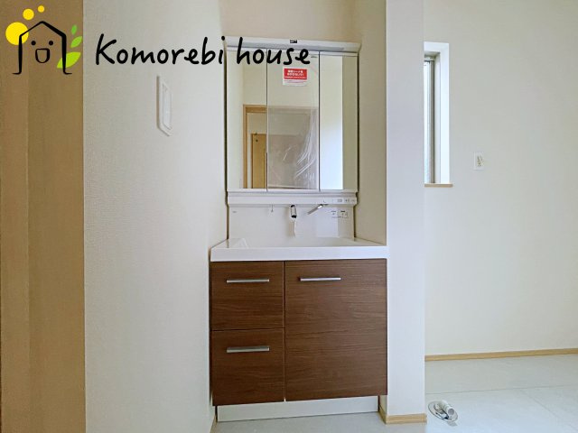 第1上尾市谷津　新築一戸建て　Aの独立洗面台|独立洗面台あり、毎朝おしゃれに忙しい女性の方におすすめです