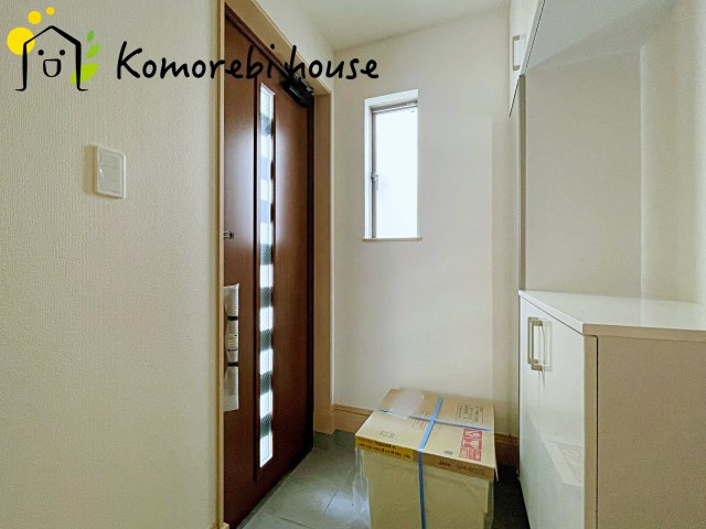 第1上尾市谷津　新築一戸建て　Aの玄関|収納もある玄関です