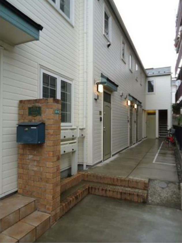 中野区中野３丁目のアパートのバルコニー