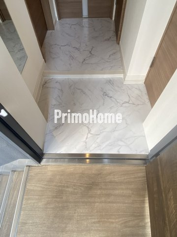 グランツルクサス神田の玄関