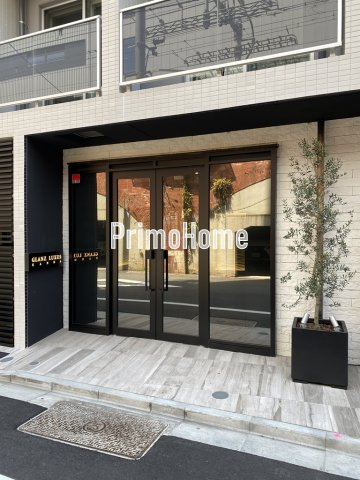 グランツルクサス神田のエントランス