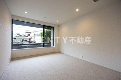 【寝室】 | マリックス島津山 | 広くて明るい寝室