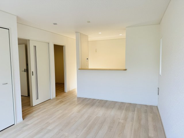八王子市　元八王子町　新築一戸建て　４６期の居間・リビング|～15.2帖の明るいLDKで、家族団欒の時間をお過ごしいただけます～