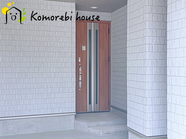 第1上尾市谷津　新築一戸建て　Bの玄関|明るい玄関です