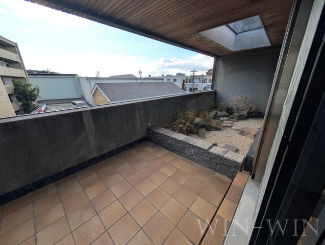 ユトリロつつじが丘 3のバルコニー